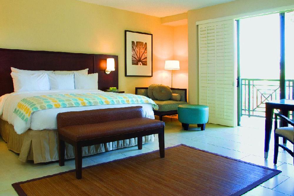 Pier Sixty-Six Hotel Fort Lauderdale Exterior photo A bedroom at the Hilton Los Cabos